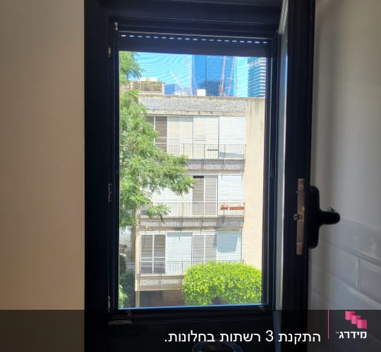 מסגרת חלון אלומיניום שחורה עם ידית בצד ימין